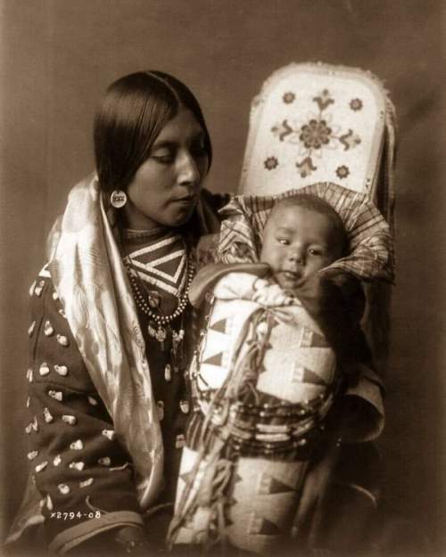 Мать коренных американцев и ее ребенок, 1900-е гг.