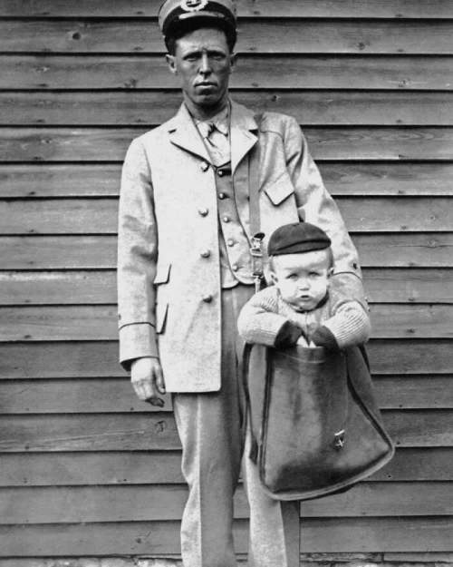 1910 г. Отправка ребенка по почте в США.