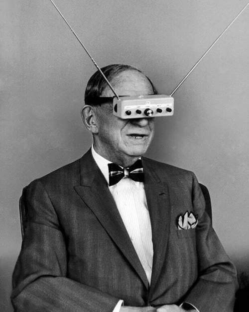 На этой фотографии изображен Хьюго Гернсбак в своих ?телеочках?, 1963 год.