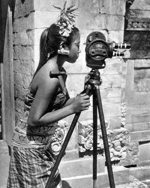 Девушка изучает фотографию и кино на Бали, 1934 год.