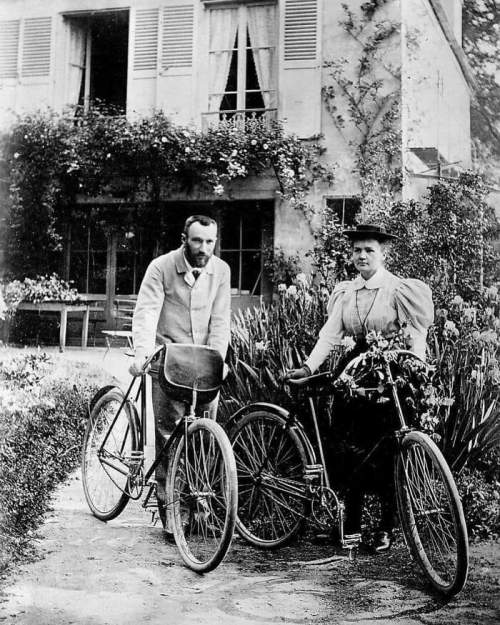 Физики и лауреаты Нобелевской премии Мария Кюри и Пьер Кюри вскоре после свадьбы. Франция (1895 г.)