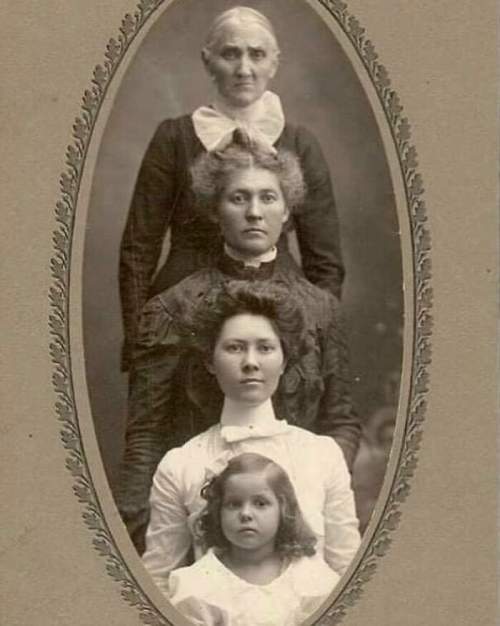Четыре поколения, около 1905 г.
