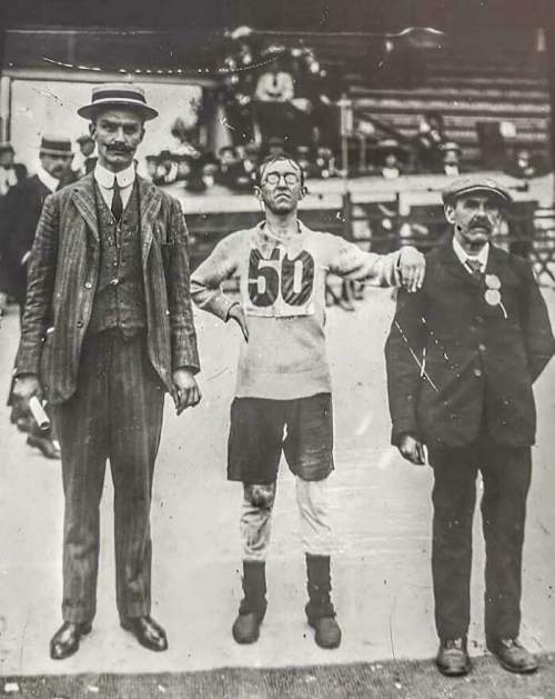Олимпийские игры в Лондоне, 1908 год. У меня нет информации об этой фотографии, но она совершенно уникальна.