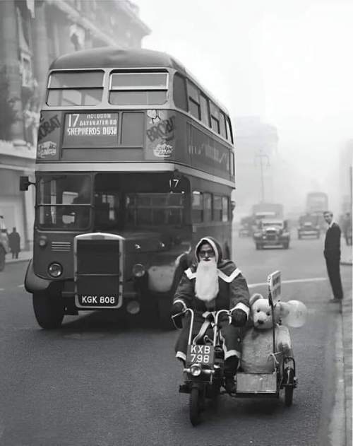 17 декабря 1949 года. Санта-Клаус едет на мотоцикле с коляской по Оксфорд-стрит в Лондоне, Англия.