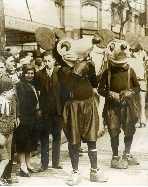 Увидеть двух Микки на парижской улице в начале 1930-х годов вызывало либо чистый восторг, либо явный ужас.