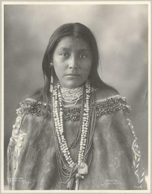 Студийный портрет Хэтти Том, молодой женщины-чирикауа-апачей, сфотографированный на Конгрессе американских индейцев Транс-Миссисипи и международной выставке в Омахе, 1898 год.