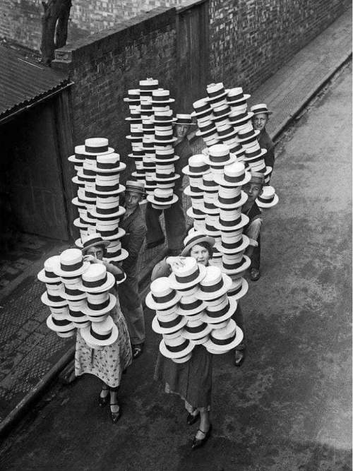 Соломенные шляпы, сделанные господами Олни из Лутона, Бедфордшир, несут в упаковочные цеха, 1933 год.