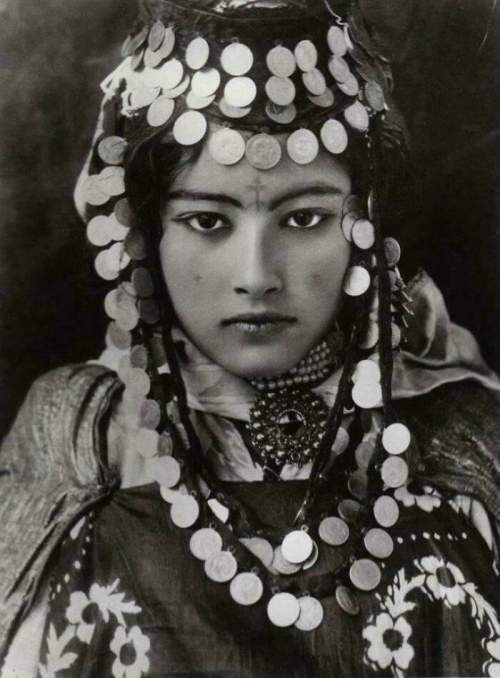 Женщина из племени Улед Наиль в Алжире, фотография Рудольфа Ленерта в 1904 году.
