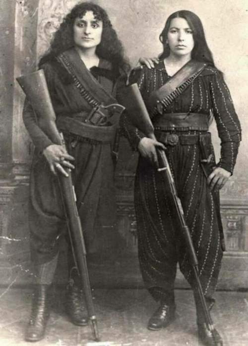 Две армянские женщины позируют со своими винтовками перед битвой с османами, 1895 г.