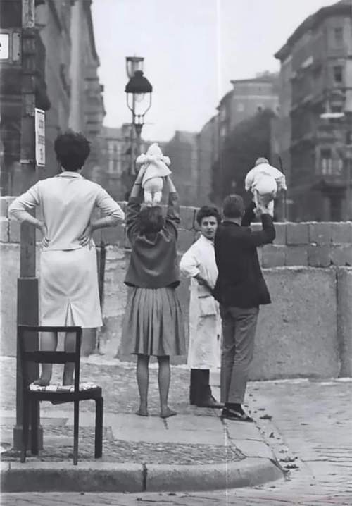 Жители Западного Берлина показывают своих детей бабушкам и дедушкам, живущим в Восточном Берлине, 1961 год.