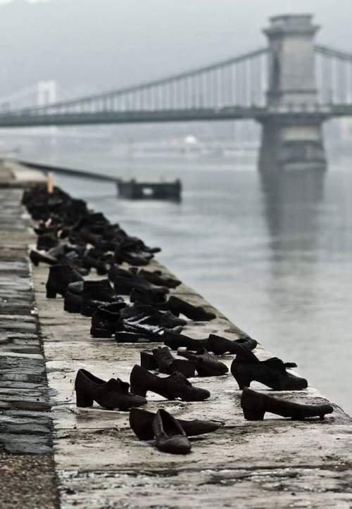 Во время Второй мировой войны евреев в Будапеште вывели на берег Дуная, приказали снять обувь и расстреляли, упав в воду.