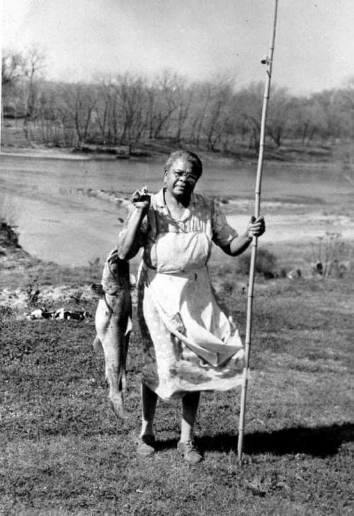 Г-жа Нора Вашингтон с сомом, которого она поймала с помощью тростникового шеста, не меньше в реке Колорадо, Бастроп, Техас, 1950-е годы.
