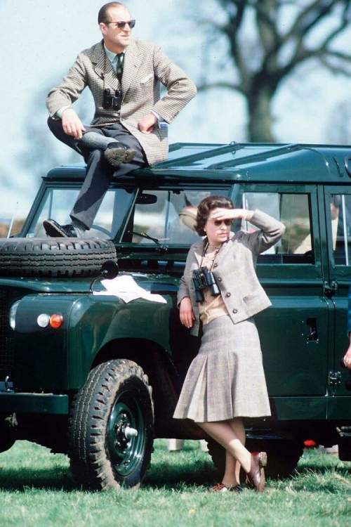 Королева Англии и ее муж на скачках в 1968 году.