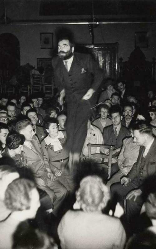 Валлийский спиритуалист Колин Эванс симулирует левитацию, прыгая вверх и вниз в полной темноте и снимая себя на инфракрасную камеру. Лондон, 1939 год.