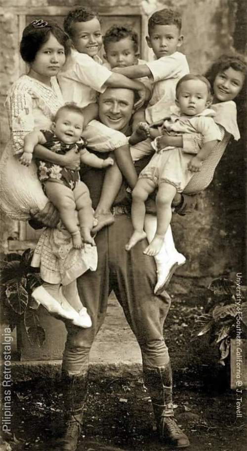 Фотография филиппино-американской семьи, сделанная более чем через десять лет после колонизации островов США. Фотография датируется 1912 годом.